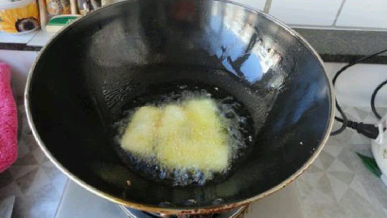 炸糍粑,油热,放入糍粑炸成金黄色即可。
