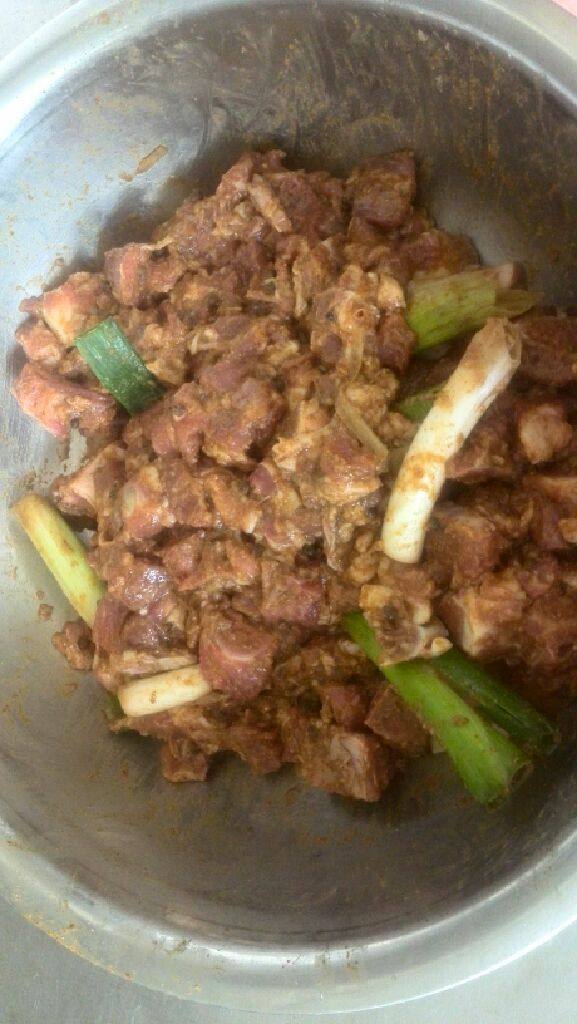 霸王辣仔排,码味:大葱，老姜，白糖，花椒，十三香，料酒，淀粉。放保鲜，二十分钟。