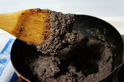 豆渣内馅版四叶草面包,豆渣加木糖醇适量、免煮燕麦片适量、<a style='color:red;display:inline-block;' href='/shicai/ 630'>椰蓉</a>适量,小火炒干,炒到可以用手捏成团不散开的状态