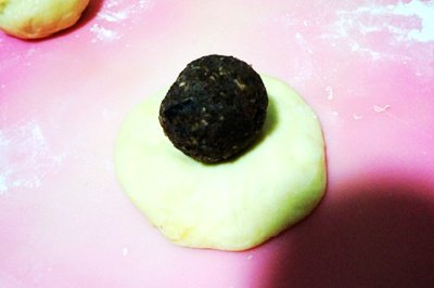 豆渣内馅版四叶草面包,面团发酵好后,分割等份大小滚圆,静置15分钟,包入豆渣馅