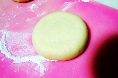 豆渣内馅版四叶草面包,收口朝下,滚圆后稍稍按扁