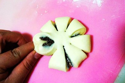 豆渣内馅版四叶草面包,然后两相邻切口朝内反转,捏紧底部。做成四叶草滴4瓣叶子!