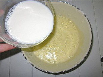 牛奶蜜红豆雪糕,将<a style='color:red;display:inline-block;' href='/shicai/ 219'>牛奶</a>加入在蛋黄液里,搅拌均匀后倒入锅里