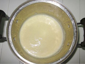 牛奶蜜红豆雪糕,将锅放在电糍炉上,小小火加热,一边不停搅拌一边加热,加热至微沸,牛奶蛋液变浓稠立即关火