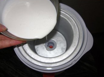 牛奶蜜红豆雪糕,将煮好的蛋奶糊放凉后入冰箱冷藏一夜,将冷藏好的蛋奶糊和<a style='color:red;display:inline-block;' href='/shicai/ 886'>奶油</a>取出倒入雪糕机桶里
