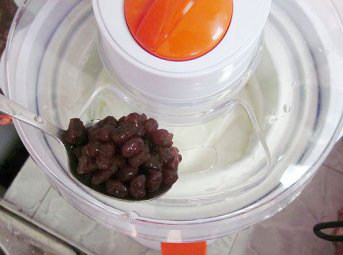 牛奶蜜红豆雪糕,开启机器搅拌15分钟后加入<a style='color:red;display:inline-block;' href='/shicai/ 8019'>蜜红豆</a>,再搅拌5分钟至均匀