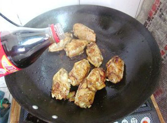 可乐鸡翅,加入适量<a style='color:red;display:inline-block;' href='/shicai/ 788'>生抽</a>，翻炒均匀至上色，再加入足够淹没鸡翅的可乐