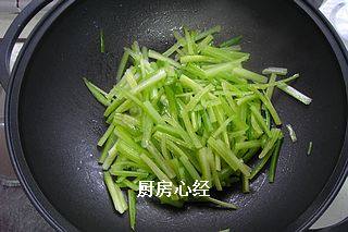 干煸芹菜,凉锅凉油下入芹菜，小火慢煸，有蒸汽冒出时，立即捞出备用