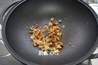 干煸芹菜,先放调料后放芹菜依次加入极少的<a style='color:red;display:inline-block;' href='/shicai/ 692'>酱油</a>2克；<a style='color:red;display:inline-block;' href='/shicai/ 756'>鸡精</a>3克；<a style='color:red;display:inline-block;' href='/shicai/ 10588'>糖</a>5克；<a style='color:red;display:inline-block;' href='/shicai/ 718'>料酒</a>5克炒匀