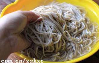 豆浆冷面,将面条用净水冲洗几遍,接着再过冰水,以使面条口感更劲道,捞出备用