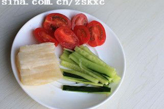 豆浆冷面,将<a style='color:red;display:inline-block;' href='/shicai/ 2111'>雪梨</a>、<a style='color:red;display:inline-block;' href='/shicai/ 54'>黄瓜</a>、<a style='color:red;display:inline-block;' href='/shicai/ 3438'>圣女果</a>，切成合适的样子