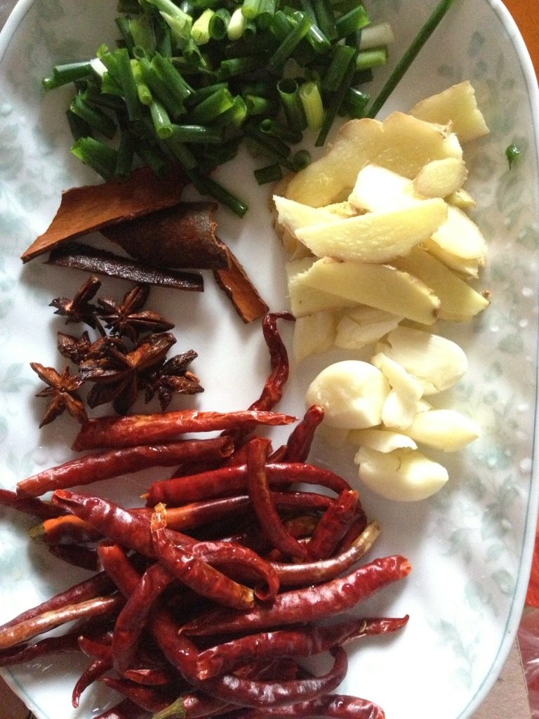 香辣小龙虾,如图将佐料备好