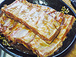 粉蒸排骨,肋排洗净,清水浸泡30分钟,中途换一次清水,然后控一下水分,用【腌料】里的材料腌好,腌渍不少于2个小时
