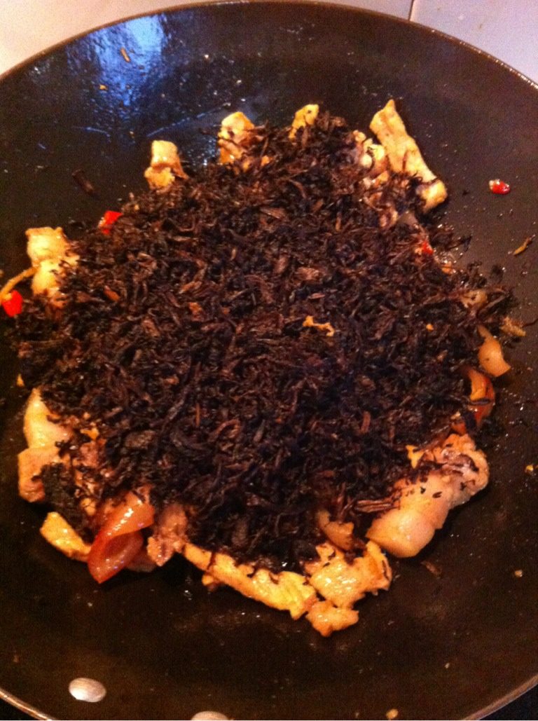 梅干菜炒肉,转小火，把肉铺平，然后把<a style='color:red;display:inline-block;' href='/shicai/ 707'>梅干菜</a>均匀的铺在肉的上面（如图），再放<a style='color:red;display:inline-block;' href='/shicai/ 718'>料酒</a>，和一碗水，盖好锅盖，慢慢烧几分钟
