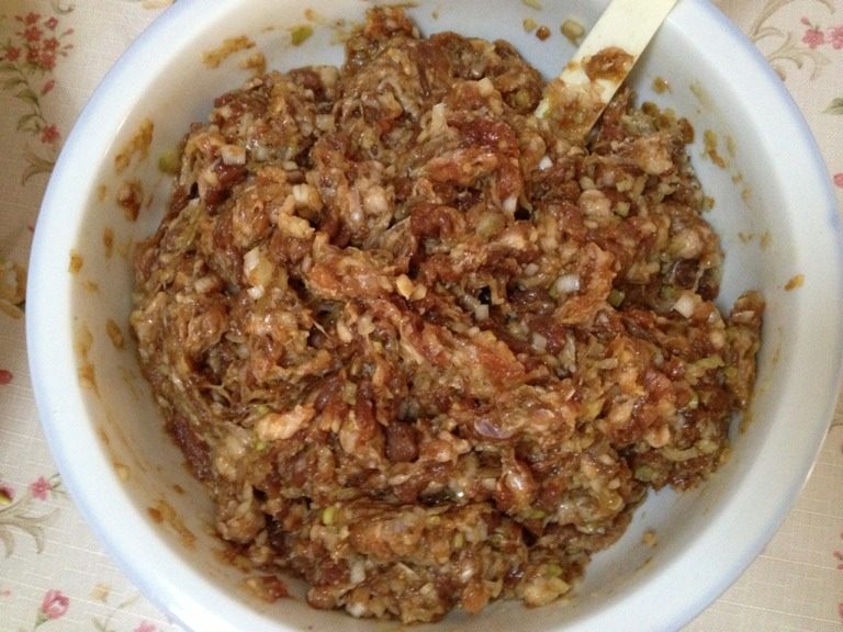 猪肉大葱馅包子,如图<a style='color:red;display:inline-block;' href='/shicai/ 5353'>肉馅</a>搅拌均匀放十分钟