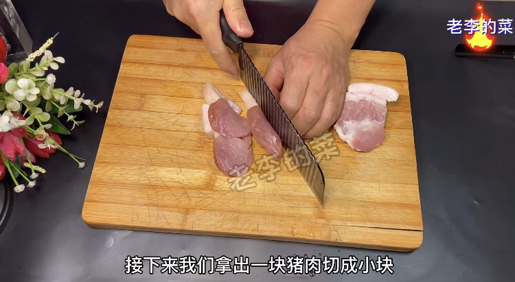 年夜饭寓意菜招财进宝,祝大家新的一年天天招财进宝,<a style='color:red;display:inline-block;' href='/shicai/ 414'>猪肉</a>切成小块