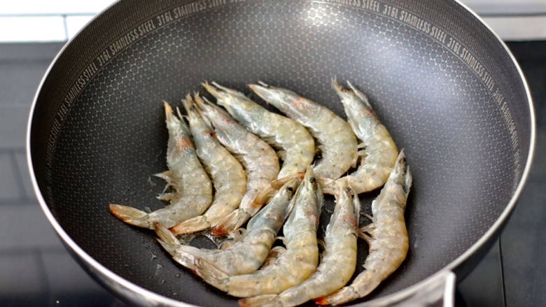 马蹄彩椒炒虾,锅中倒入少许油,放入虾。