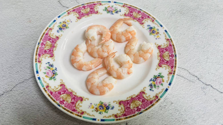 鲜虾仁藜麦果蔬沙拉,剥壳备用