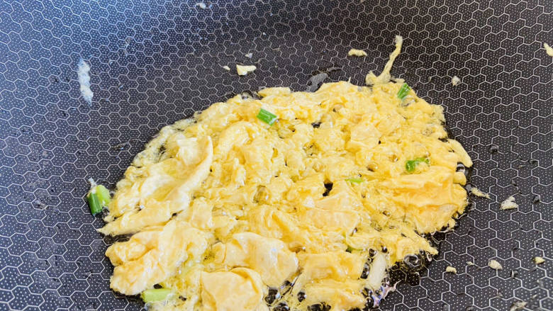 白萝卜炒鸡蛋,翻炒熟,盛入碗中