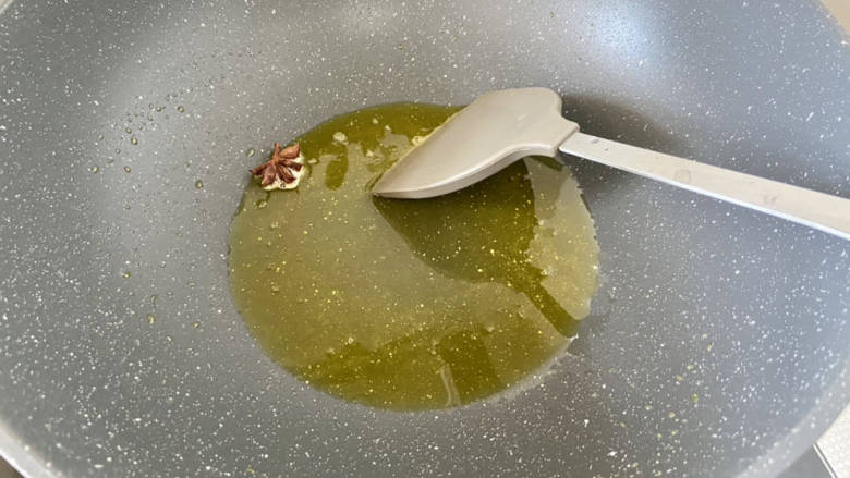红烧鸭块➕毛豆烧鸭腿,热锅冷油,油温热,下八角小火煸香