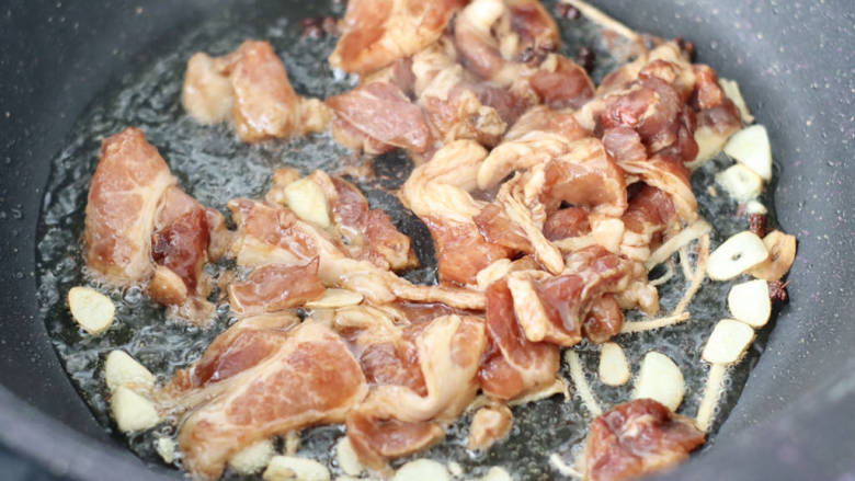 五花肉炒黄瓜,放入腌制好的五花肉,大火快速翻炒。