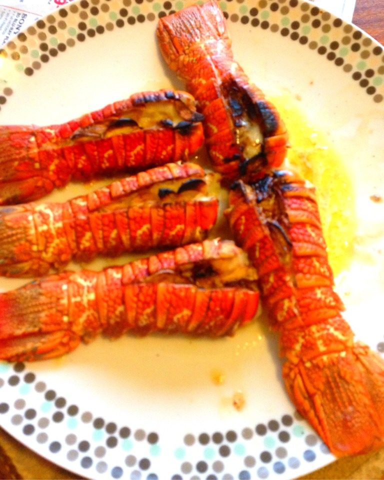 蒜蓉烤龙虾尾,在烤好的虾尾上撒些<a style='color:red;display:inline-block;' href='/shicai/ 134333'>黑胡椒</a>粒，最后给每只龙虾挤几滴<a style='color:red;display:inline-block;' href='/shicai/ 110093'>新鲜柠檬</a>汁即可。