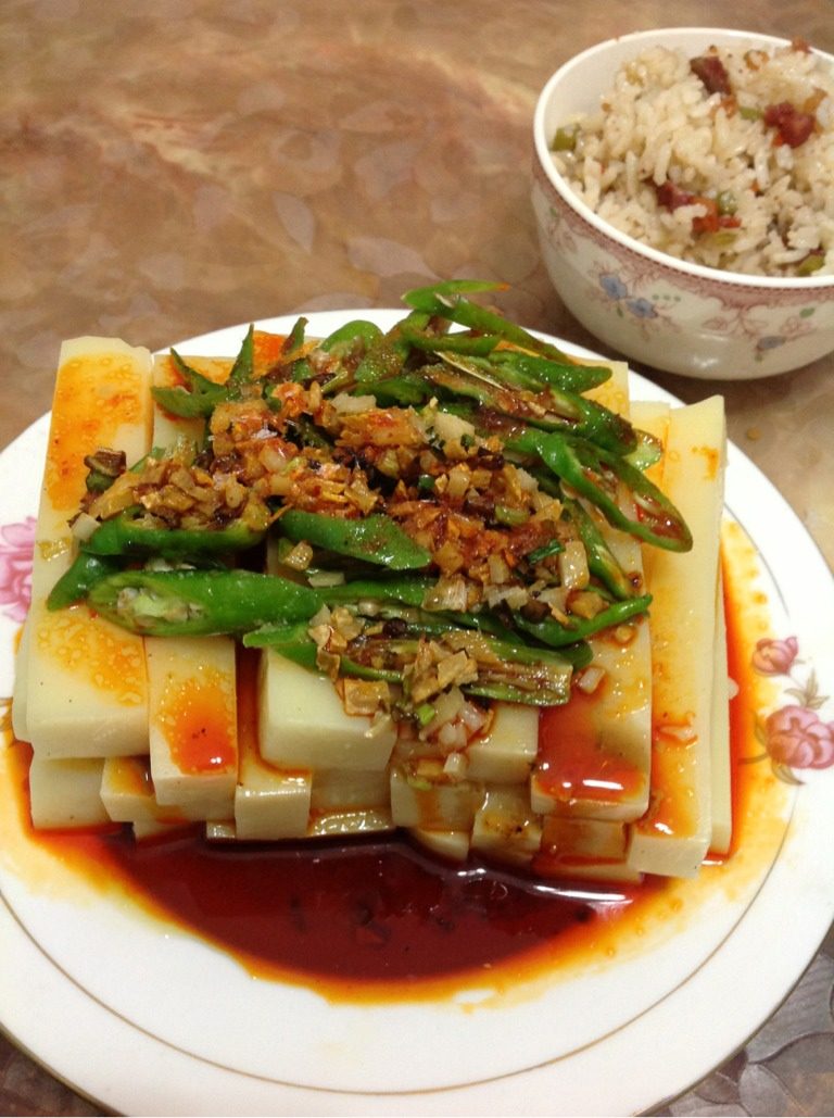 川北凉粉,锅烧油,待油热,放入蒜末,葱末,烹香,关火,浇在凉粉上,然后将<a style='color:red;display:inline-block;' href='/shicai/ 852'>辣椒油</a>慢慢淋在凉粉上