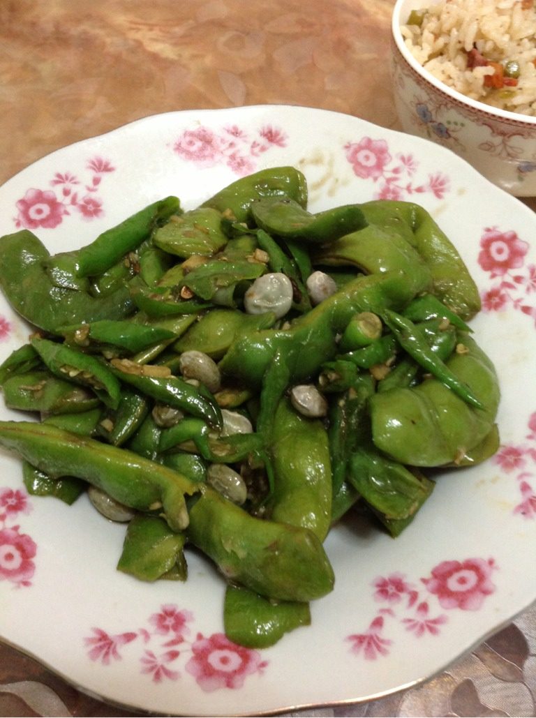 蒜茸扁豆,锅烧油，待油热，放入蒜末，葱末，烹香；再放入青辣椒翻炒片刻后，接着放入扁豆翻炒片刻，然后放入盐，<a style='color:red;display:inline-block;' href='/shicai/ 692'>酱油</a>，<a style='color:red;display:inline-block;' href='/shicai/ 721'>蚝油</a>继续翻炒一分钟，即可