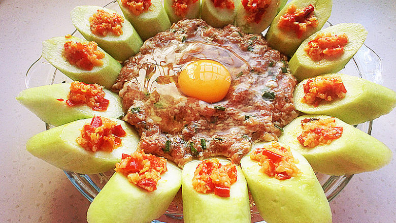 秘制丝瓜,<a style='color:red;display:inline-block;' href='/shicai/ 442'>肉末</a>加盐拌匀，<a style='color:red;display:inline-block;' href='/shicai/ 523'>粉丝</a>泡发加入<a style='color:red;display:inline-block;' href='/shicai/ 692'>酱油</a>拌匀铺底，肉饼铺在<a style='color:red;display:inline-block;' href='/shicai/ 523'>粉丝</a>上中间加<a style='color:red;display:inline-block;' href='/shicai/ 9'>鸡蛋</a>，<a style='color:red;display:inline-block;' href='/shicai/ 57'>丝瓜</a>切段围边加上<a style='color:red;display:inline-block;' href='/shicai/ 803'>剁椒</a><a style='color:red;display:inline-block;' href='/shicai/ 9145'>蒜泥</a>