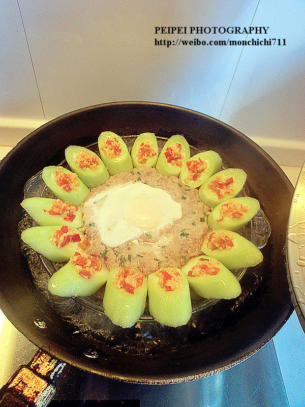 秘制丝瓜,锅中水烧滚，隔水蒸