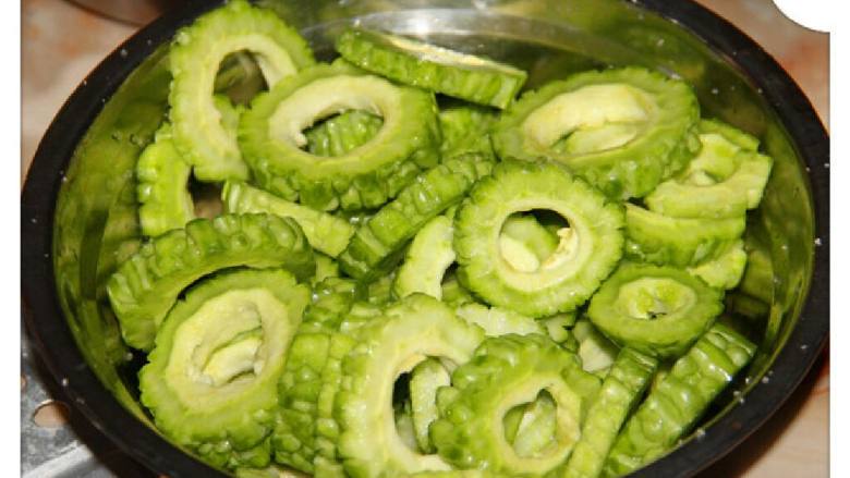 油炸酿苦瓜,<a style='color:red;display:inline-block;' href='/shicai/ 55'>苦瓜</a>切段