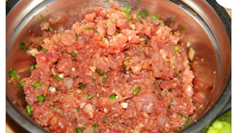 油炸酿苦瓜,<a style='color:red;display:inline-block;' href='/shicai/ 414'>猪肉</a>切末加调料搅拌均匀