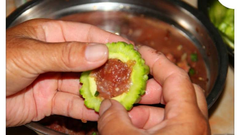 油炸酿苦瓜,把猪肉放在苦瓜中间