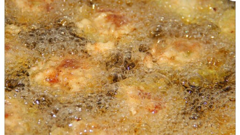 油炸酿苦瓜,油炸至金黄色