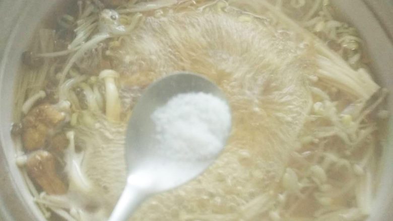 豆芽姬松茸菌汤,开锅后放入少许食盐即可