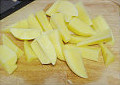 孜然土豆角,<a style='color:red;display:inline-block;' href='/shicai/ 23'>土豆</a>去皮切成7-8cm左右长，2-3cm厚的角状（如图）