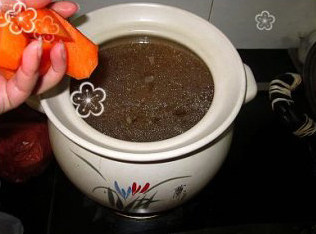 粉葛红萝卜龙骨汤,将煲好的汤转倒入大砂煲里,<a style='color:red;display:inline-block;' href='/shicai/ 25'>胡萝卜</a>去皮切块加进去,大火烧开转最小火慢煲30分钟
