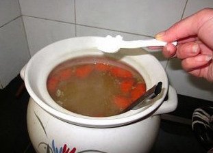 粉葛红萝卜龙骨汤,调入适量的盐,搅拌均匀即可