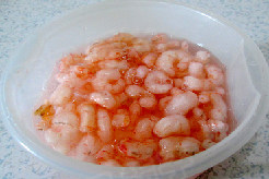 虾仁冬瓜茸 ,把<a style='color:red;display:inline-block;' href='/shicai/ 71201'>速冻虾仁</a>解冻后洗净， <a style='color:red;display:inline-block;' href='/shicai/ 56'>冬瓜</a>去皮切成小丁备用