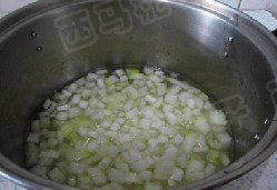 虾仁冬瓜茸 ,汤锅中加入史云生上汤，再加入冬瓜丁