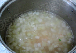 虾仁冬瓜茸 ,大火煮开，转小火煮至冬瓜丁软烂后加入沥干水分的虾仁