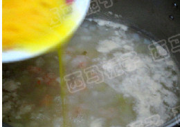 虾仁冬瓜茸 ,把<a style='color:red;display:inline-block;' href='/shicai/ 9'>鸡蛋</a>打散后，顺着锅边慢慢倒入锅中，关火后，撒上<a style='color:red;display:inline-block;' href='/shicai/ 3232'>香葱</a>碎即可