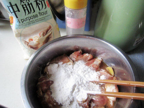 香酥糖醋排骨,加<a style='color:red;display:inline-block;' href='/shicai/ 519'>面粉</a>和淀粉适量,搅拌均匀放置10分钟