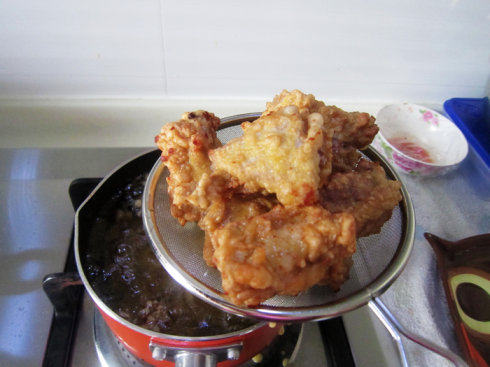 香酥糖醋排骨,炸好的排骨捞起沥油,放盘中备用