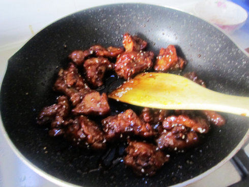 香酥糖醋排骨,倒入复炸后的排骨,撒入<a style='color:red;display:inline-block;' href='/shicai/ 678'>白芝麻</a>,快速翻均匀即可出锅