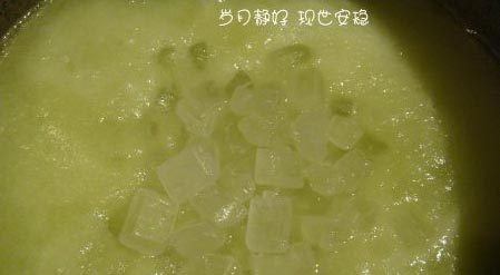西瓜皮果酱,西瓜皮切去红色瓤的部分,去皮,切成小块,入搅拌机打成泥