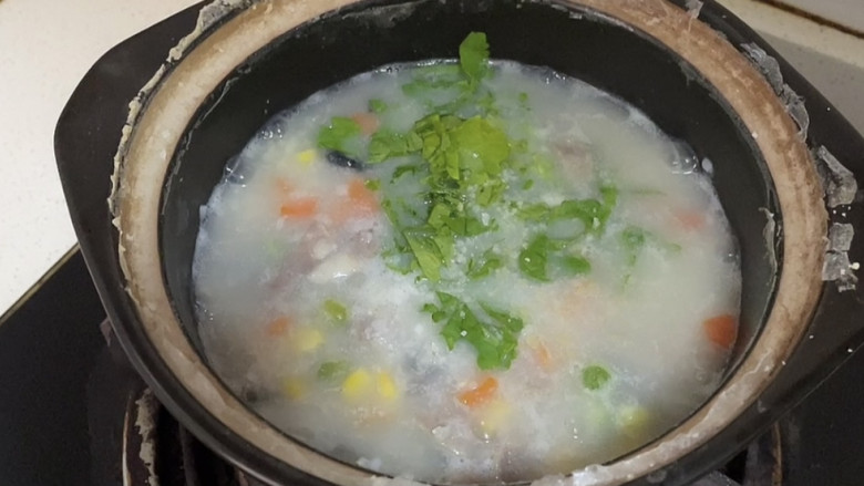 皮蛋火腿粥,再加入盐,<a style='color:red;display:inline-block;' href='/shicai/ 756'>鸡精</a>