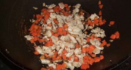 香菇猪肉豆腐盖饭,热锅下油,爆香蒜蓉;下香菇粒和猪肉粒煸炒1分钟左右后;加红萝卜翻炒,加适量水(略没过食材即可)煮开后,转小火煮至汤汁略收干即可(剩下差不多2汤匙左右的汤汁)