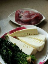 雪笋肉丝,<a style='color:red;display:inline-block;' href='/shicai/ 190'>雪菜</a>过水洗净，<a style='color:red;display:inline-block;' href='/shicai/ 43'>冬笋</a>剥壳后用刀剖开，<a style='color:red;display:inline-block;' href='/shicai/ 34494'>猪瘦肉</a>洗净沥水