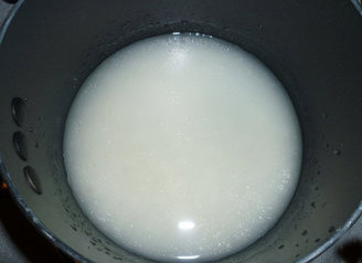菠菜瘦肉粥 ,将<a style='color:red;display:inline-block;' href='/shicai/ 492'>大米</a>加入少许油、盐，加水泡上半小时